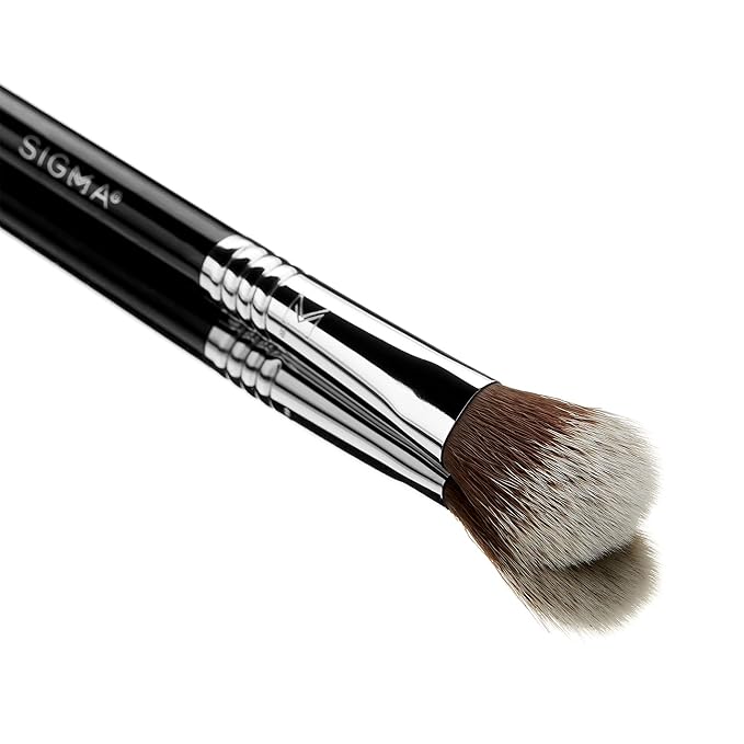 Sigma Beauty Professional F03 High Cheekbone Highlighter™ and Contouring Synthetic Face Makeup Brush with Sigmax® fibers for Buffing and Highlighting Nose, Chin and Cheekbones