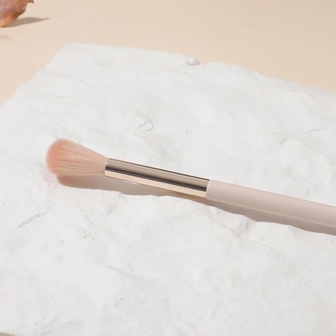 Highlighter Brush, Fluffy Eyeshadow Blending Brush, Must-Have Makeup Tool for Highlight & Blush (Medium Blender)