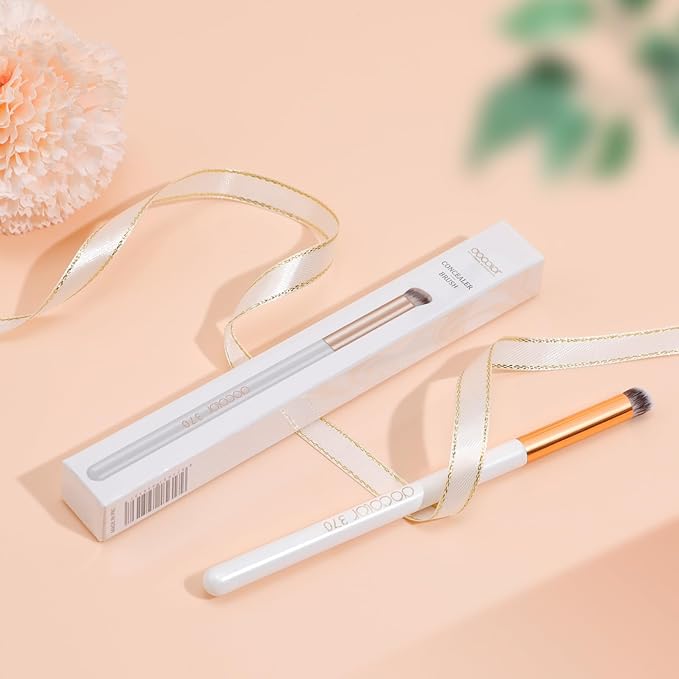 docolor Concealer Brush 370 Angled Concealer Brushes Under Eye Small Mini Concealer Angled Flat Top Kabuki Nose Contour Brush for Concealing Blending Setting