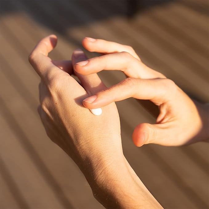 Panier des Sens - Small Hand Cream for Dry Cracked Hands – Grape Mini Hand Lotion for Dry Skin - With Shea Butter and Grape Seed Oil - Hand Care 97% Natural Ingredients - Travel Size 1 floz