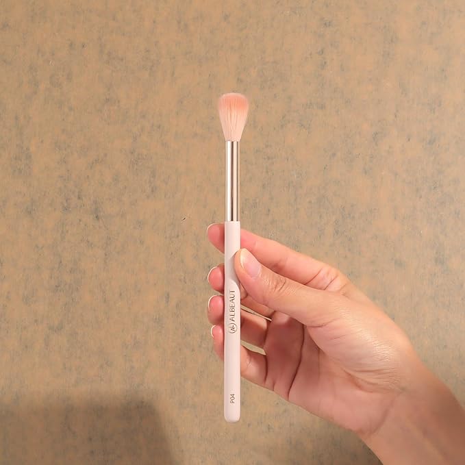 Highlighter Brush, Fluffy Eyeshadow Blending Brush, Must-Have Makeup Tool for Highlight & Blush (Medium Blender)