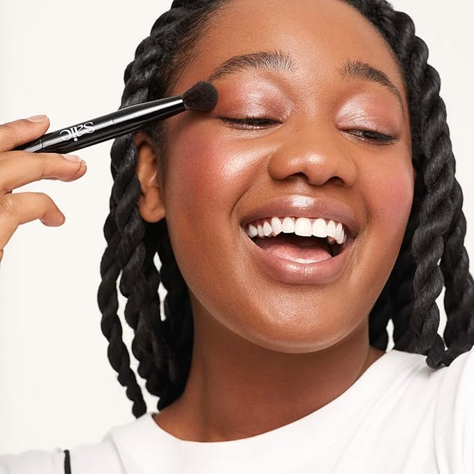 Saie The Double Brush - Multi-Use Dual Ended Makeup Brush To Highlight, Contour and Conceal - Large Ended Face Brush For Sculpting + Precise Application - Vegan, Cruelty-Free (1 Count)