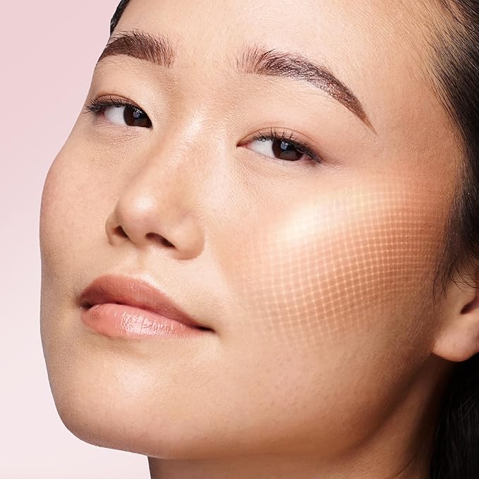 Liz Earle Revitalize & Glow Illuminating Gel Moisturizer - Brightening Vitamin C Face Cream & Pore Minimizer - Enriched with Acerola Cherry to Gently Exfoliate Skin and Boost Hydration (50ml)